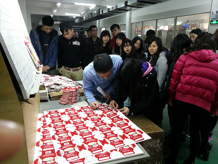 學(xué)校到金田集團參觀學(xué)習(xí)